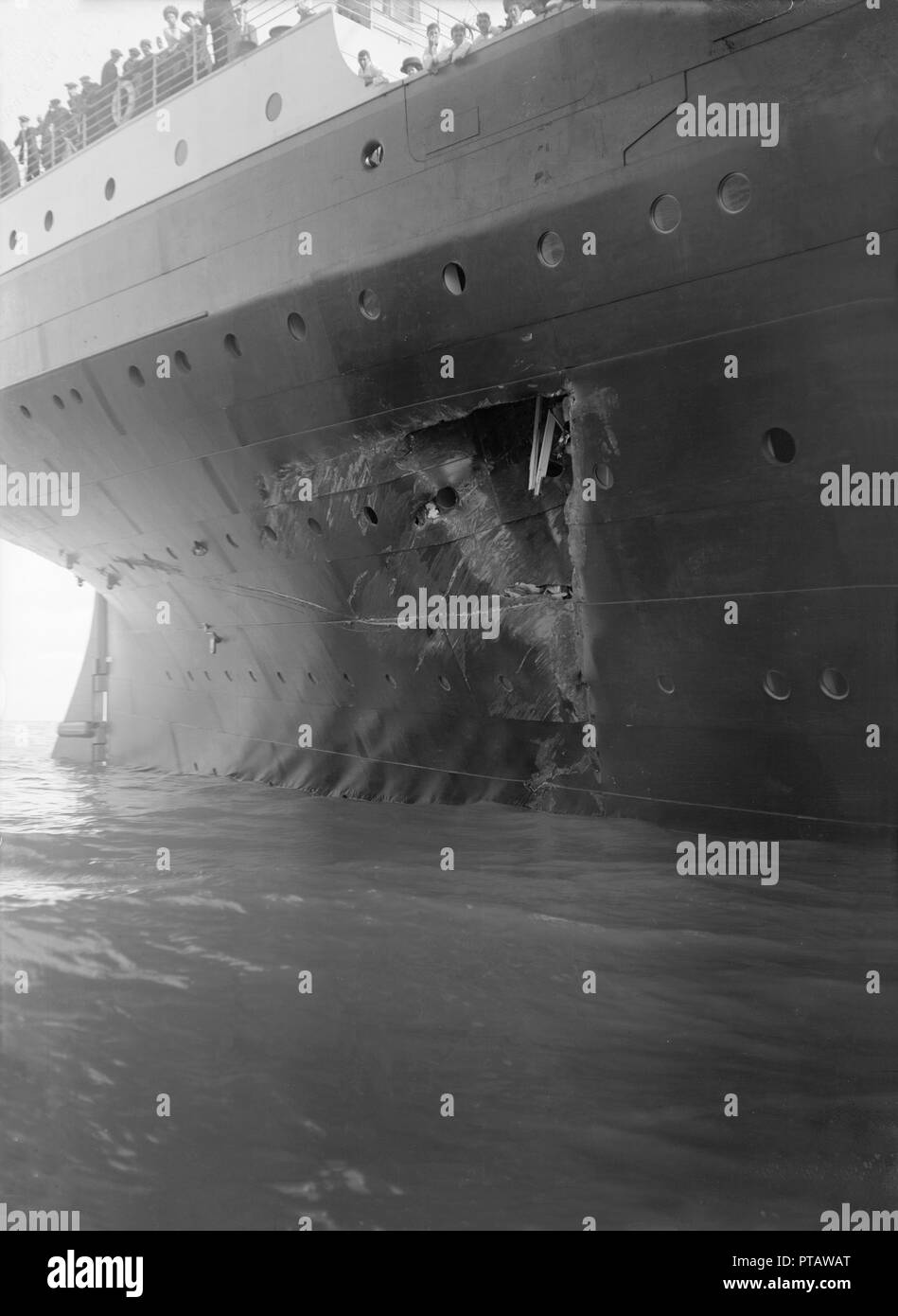 Déchiré par le trou dans la coque des 'RMS Olympic' 'après la collision avec le HMS Hawke' dans le Solent, 1911. Créateur : Kirk & Sons de Cowes. Banque D'Images