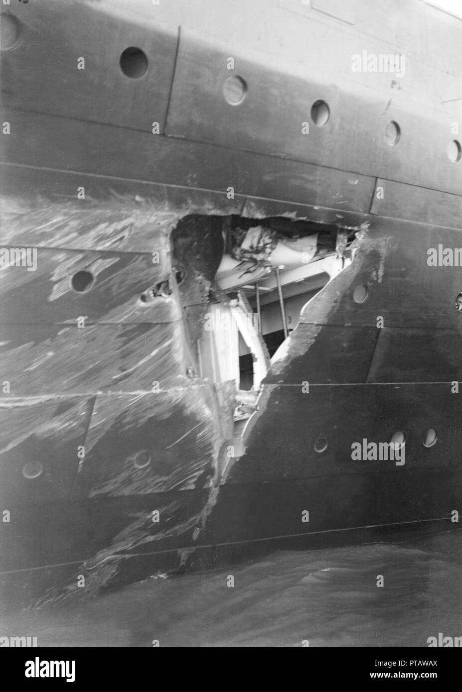 Déchiré par le trou dans la coque des 'RMS Olympic' 'après la collision avec le HMS Hawke' dans le Solent, 1911. Créateur : Kirk & Sons de Cowes. Banque D'Images