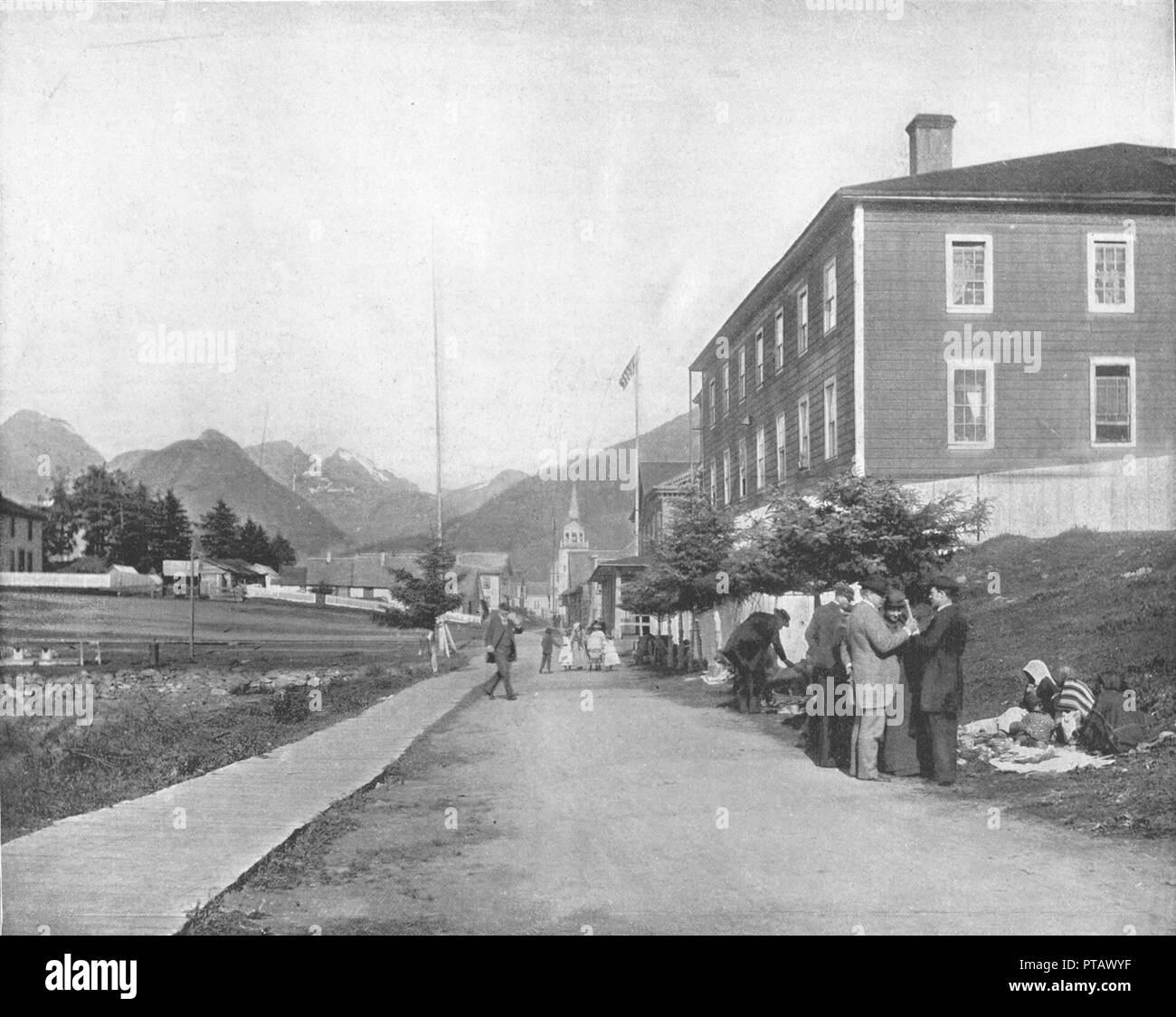 Une rue de Sitka, Alaska, USA, c1900. Créateur : Inconnu. Banque D'Images