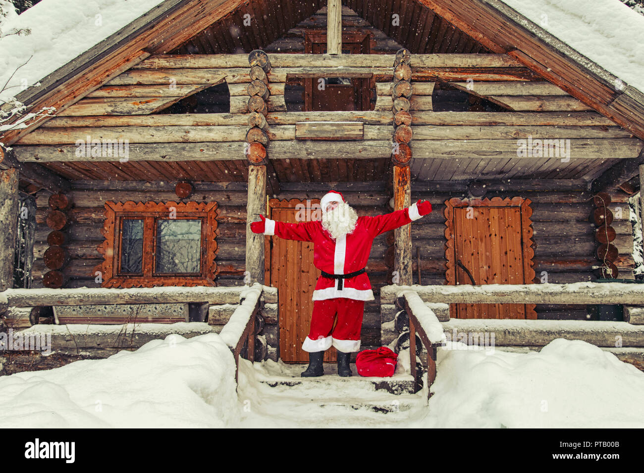 Joyeux Père Noël dans sa maison. La maison du Père Noël au pôle Nord Photo  Stock - Alamy