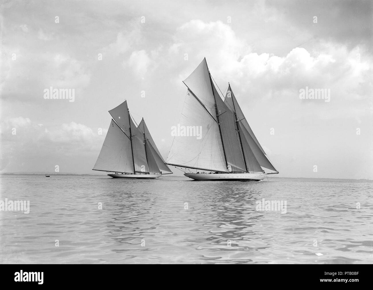 Les goélettes magnifique 'Germania' et 'Waterwitch', 1911. Créateur : Kirk & Sons de Cowes. Banque D'Images