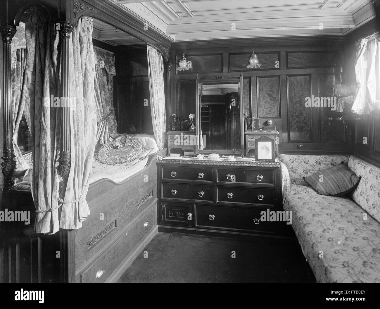 La cabine de propriétaire sur yacht à vapeur "Venetia", 1920. Créateur : Kirk & Sons de Cowes. Banque D'Images