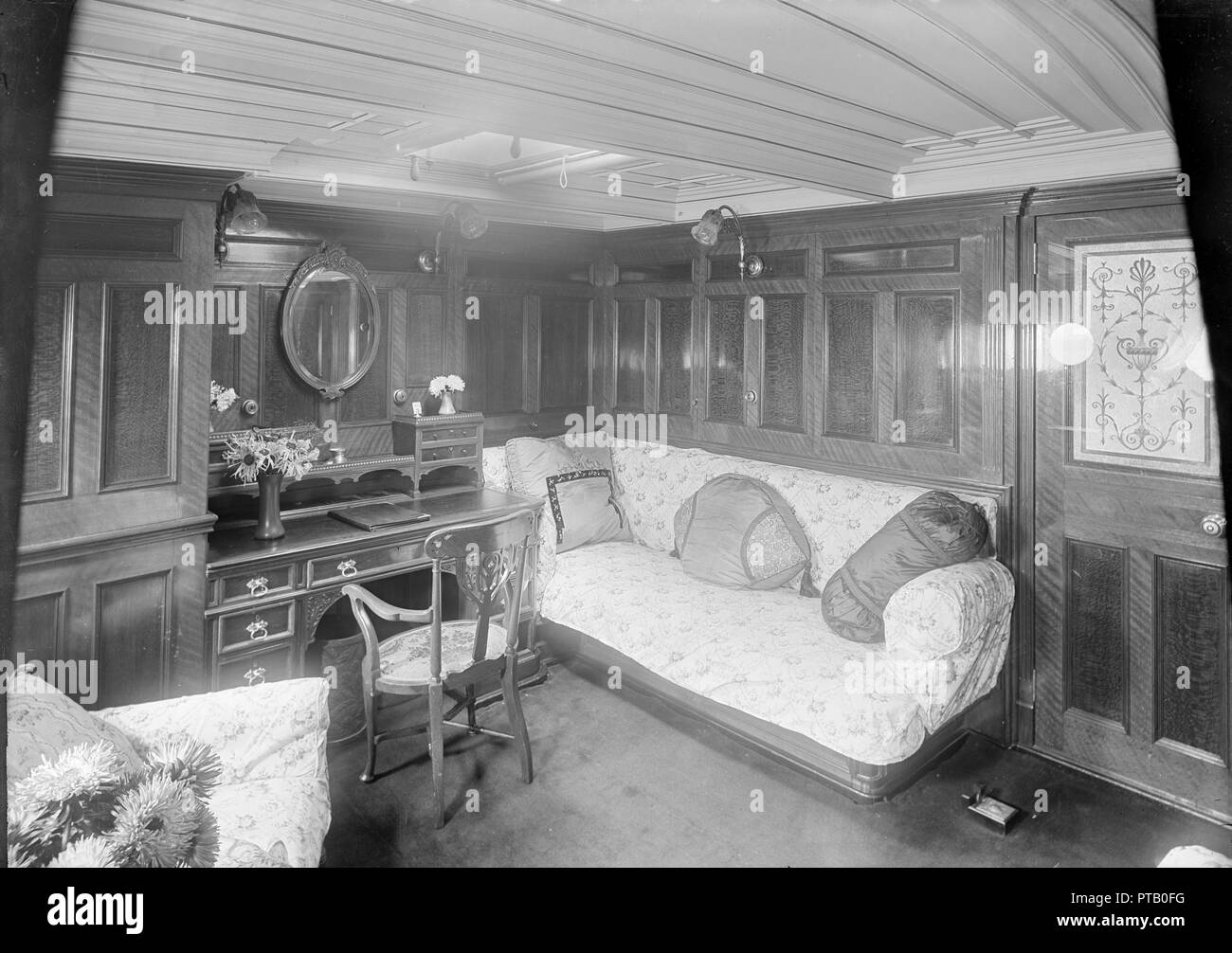 Intérieur de style boudoir sur "Venetia", 1920. Créateur : Kirk & Sons de Cowes. Banque D'Images