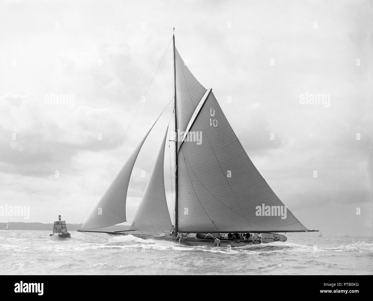 'La Dame Anne' vaporiser sur deck, navigation au près, 1912. Créateur : Kirk & Sons de Cowes. Banque D'Images