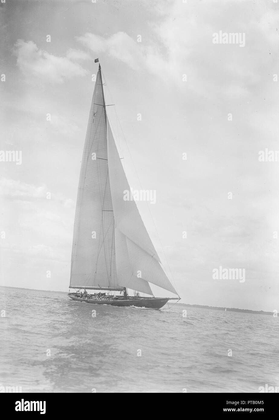 'Britannia' navigue au près, 1933. Créateur : Kirk & Sons de Cowes. Banque D'Images