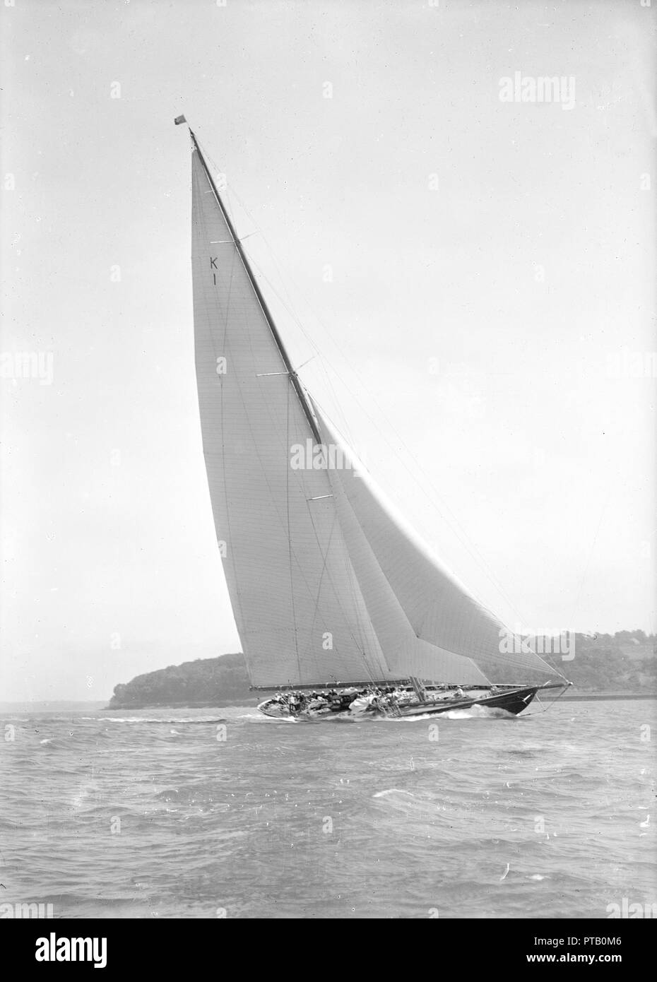 'Britannia' navigue au près, 1931. Créateur : Kirk & Sons de Cowes. Banque D'Images