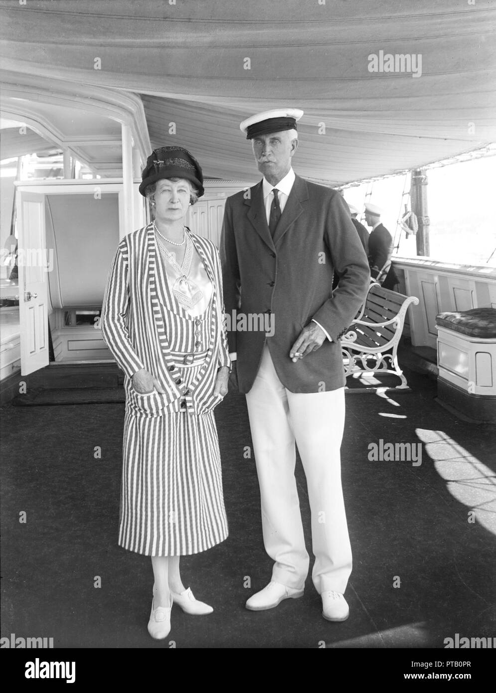 La Marquise d'Hautpoul de Seyre et Sir Harry pied à bord 'HMY Victoria et Albert', 1933. Créateur : Kirk & Sons de Cowes. Banque D'Images