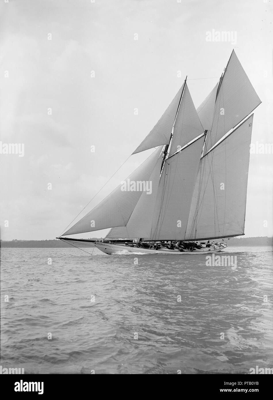 La goélette de 250 tonnes 'Germania' navigue au près, 1913. Créateur : Kirk & Sons de Cowes. Banque D'Images