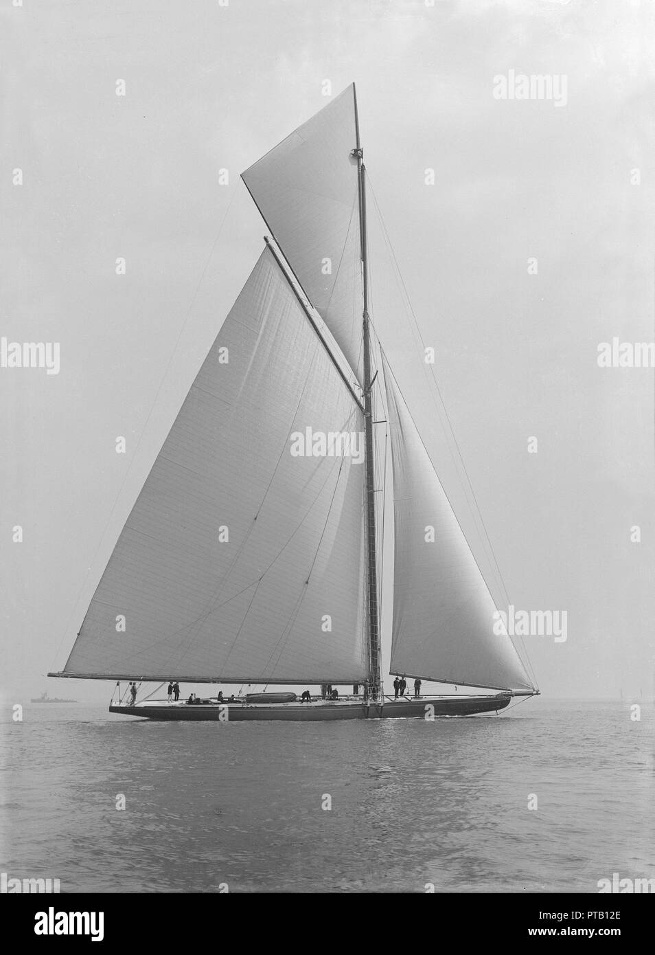Les 10 450 pieds carrés de surface de voile 'Shamrock IV", 1914. Créateur :  Kirk & Sons de Cowes Photo Stock - Alamy