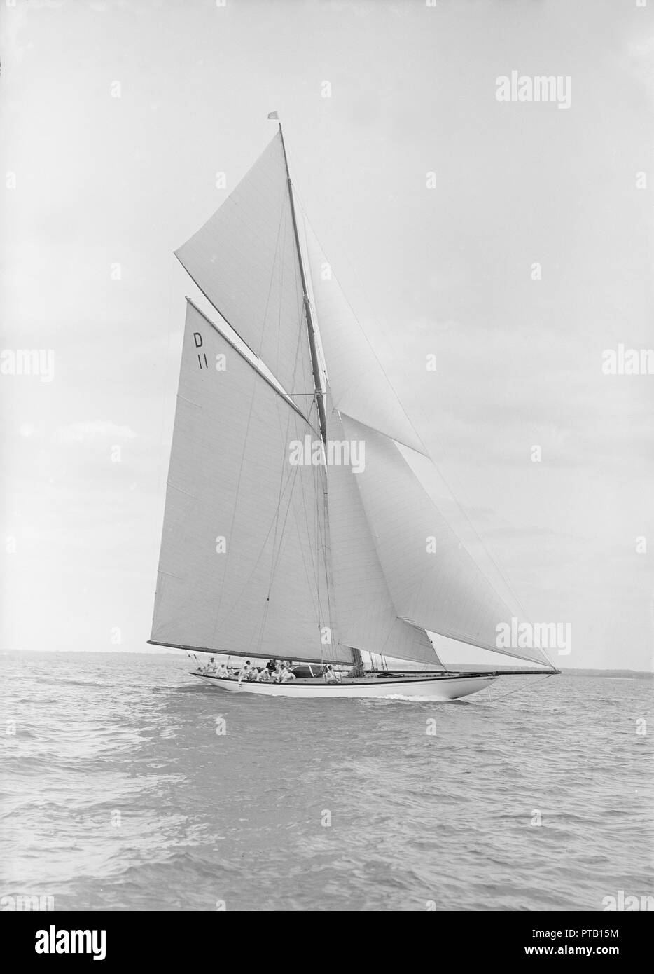 La classe des 15 mètres 'Maudrey' la voile au près, 1913. Créateur : Kirk & Sons de Cowes. Banque D'Images