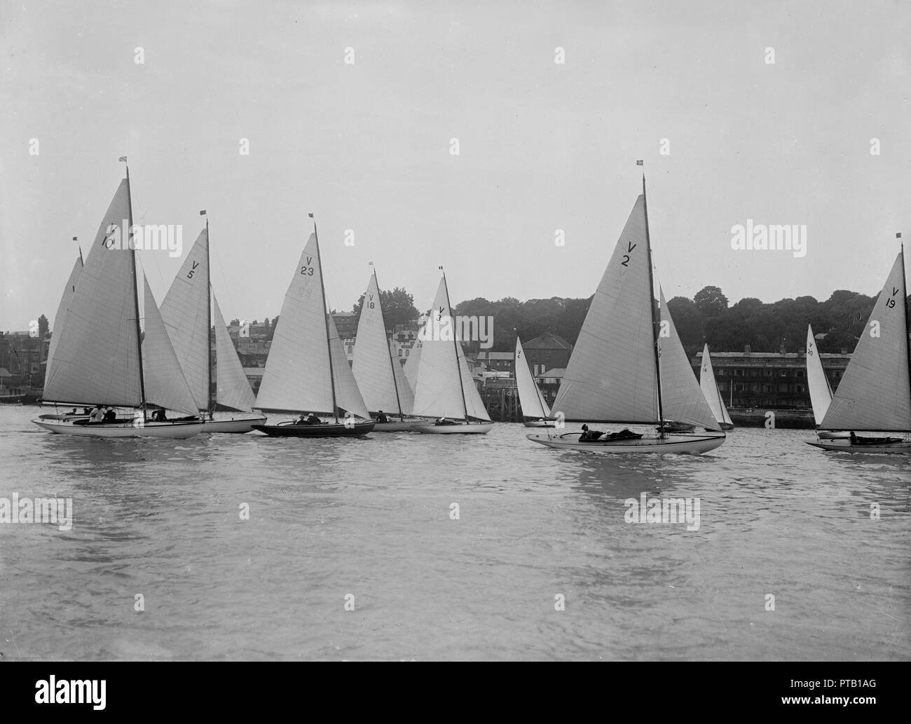 Les monotypes Solent Rayons de 'joie', 'Mayfly', 'Wimsey' et 'Sally' course, 1927. Créateur : Kirk & Sons de Cowes. Banque D'Images