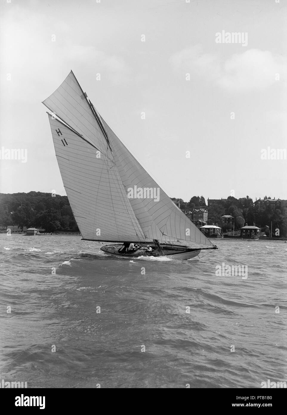 'Ventana' (H11) un début de 8 mètres location de voiles au près, 1914. Créateur : Kirk & Sons de Cowes. Banque D'Images