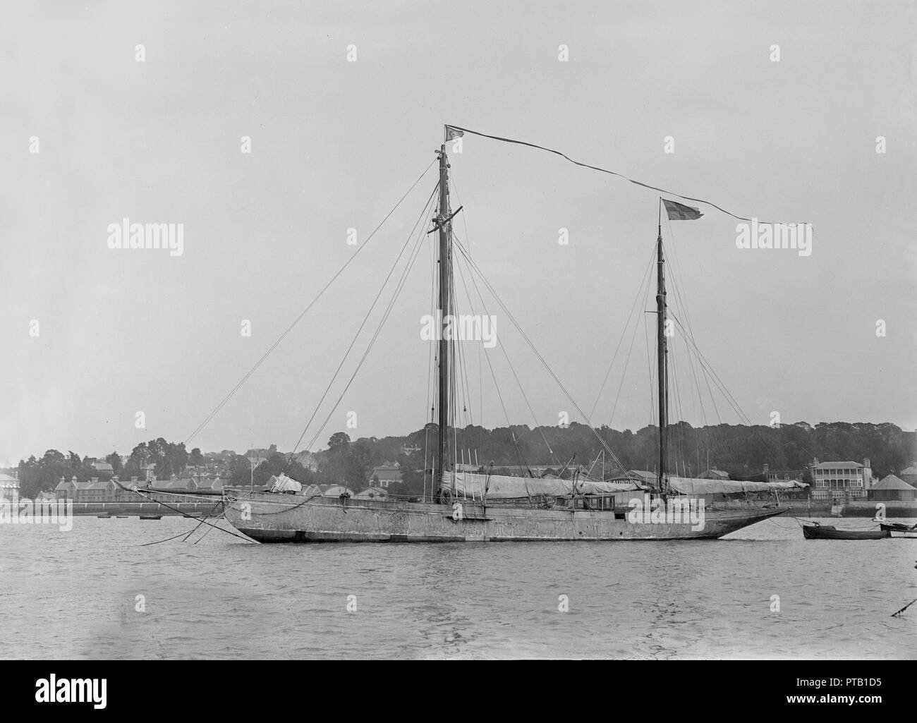 La 118 pied ketch 'Fidra' à l'ancre, 1922. Créateur : Kirk & Sons de Cowes. Banque D'Images