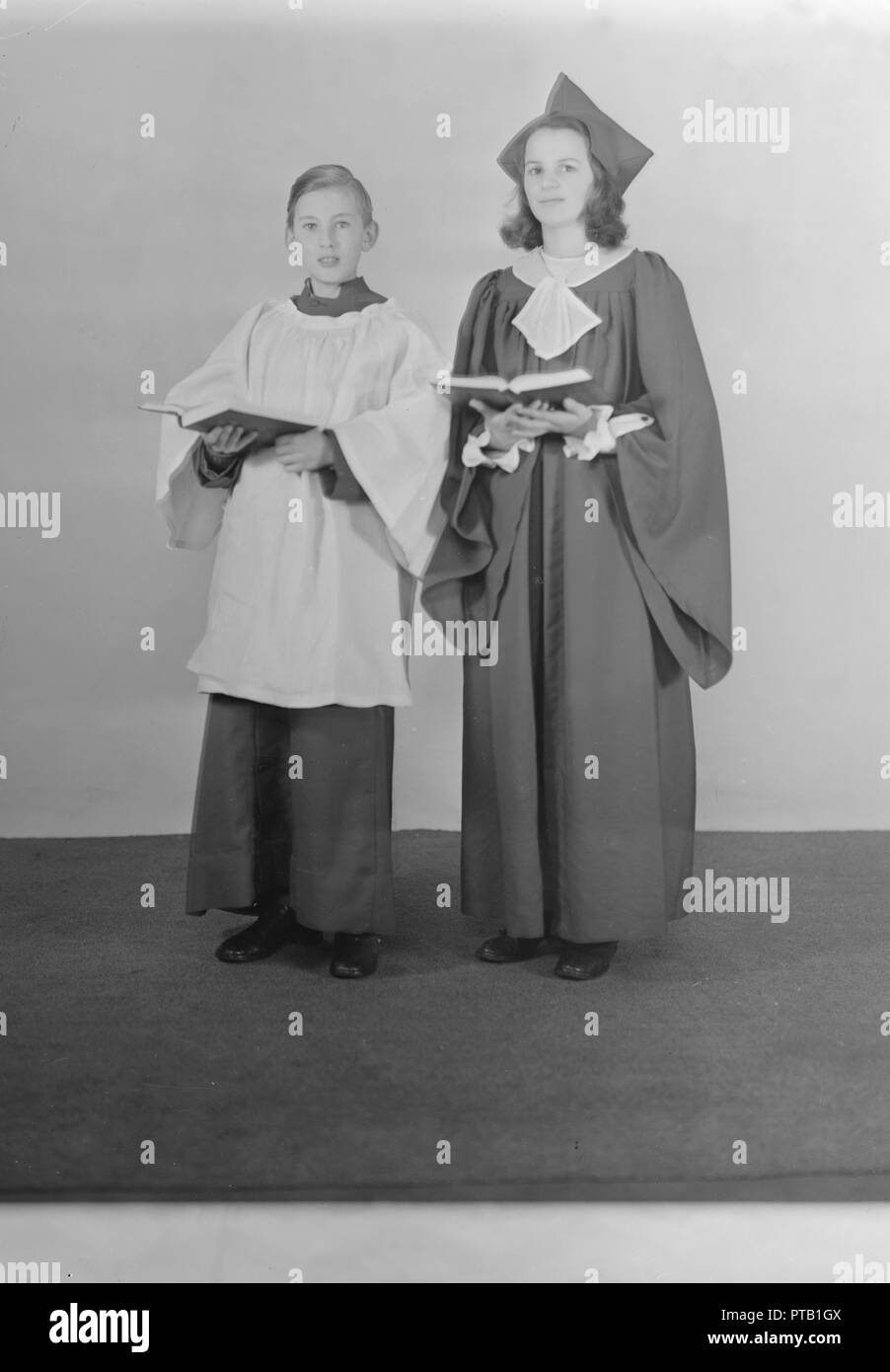 Fille et garçon choriste, (Île de Wight ?), c1935. Créateur : Kirk & Sons de Cowes. Banque D'Images