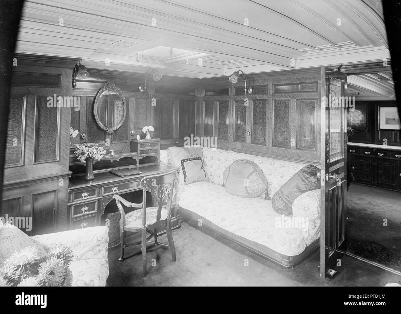 Intérieur de style boudoir sur "Venetia", 1920. Créateur : Kirk & Sons de Cowes. Banque D'Images