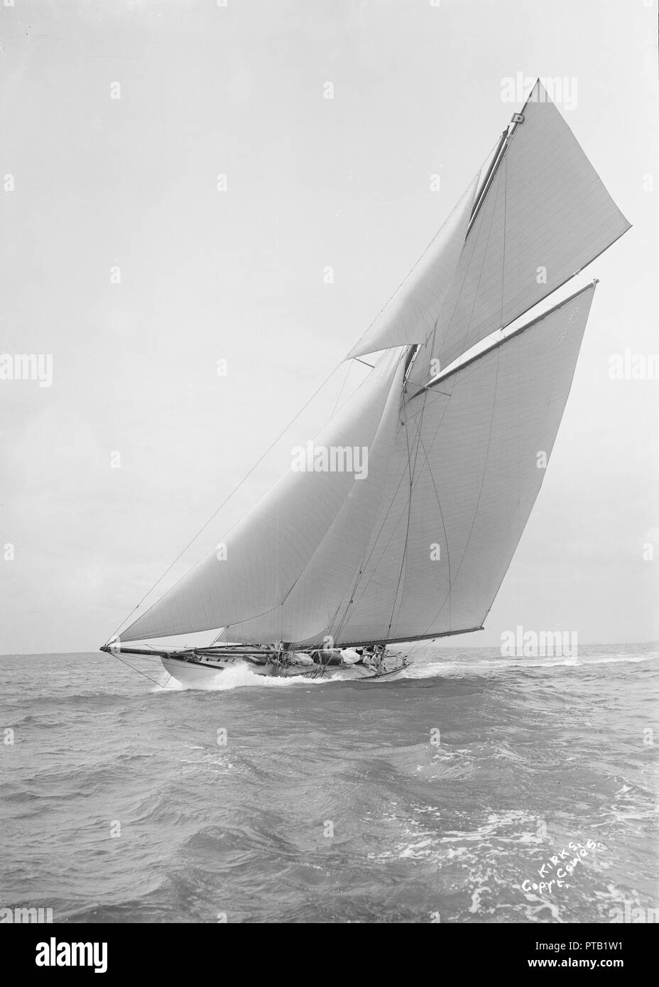 La classe 19 mètres 'Mariquita' la voile au près, 1912. Créateur : Kirk & Sons de Cowes. Banque D'Images