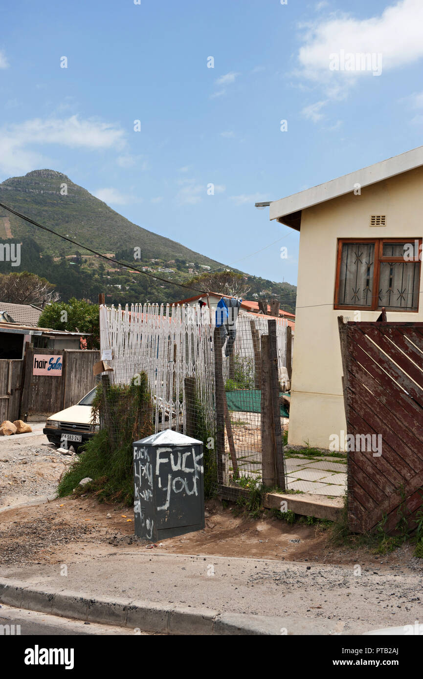 Mauvaise langue graffiti dans le canton village d'Imizamo Yethu un bidonville à Hout Bay, Cape Town, Afrique du Sud Banque D'Images