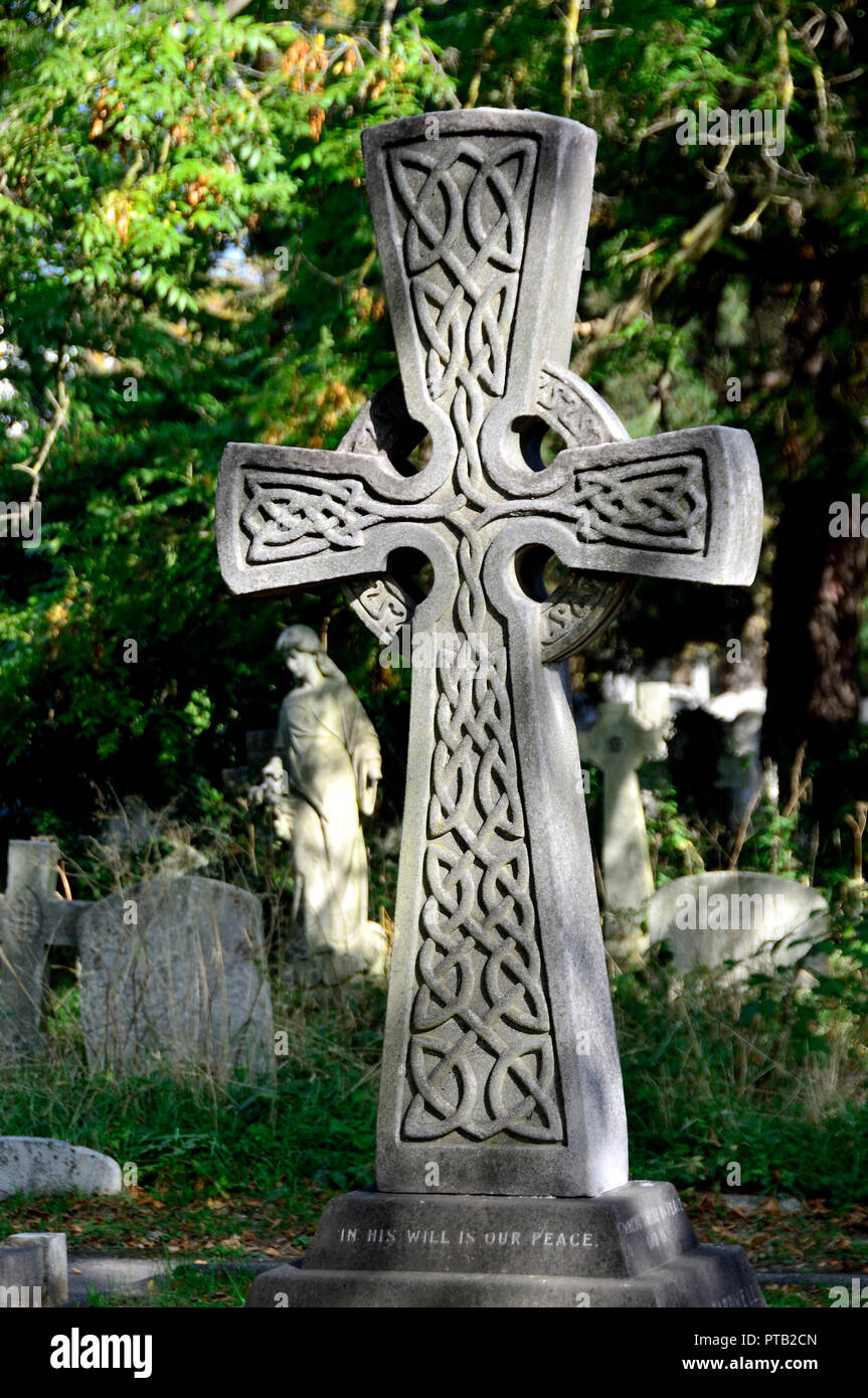 Croix celtique pierre tombale dans le cimetière de Brompton (Kensington et Chelsea : ouvert 1840) London, Angleterre, Royaume-Uni. Banque D'Images