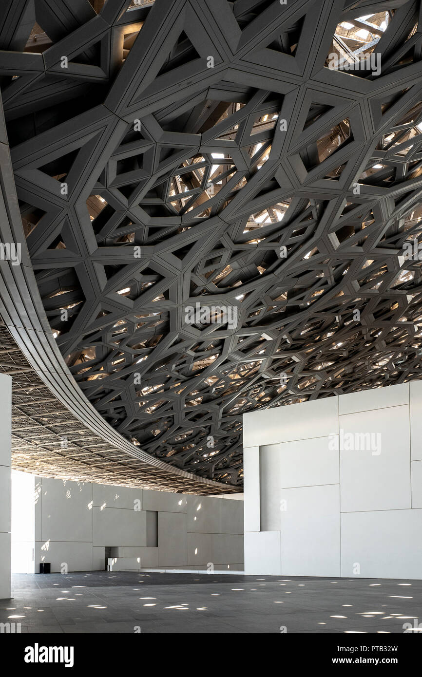 La structure du toit en treillis sur le nouveau Louvre conçu Jean Nouvel art museum and gallery sur l'île de Saadiyat, Abu Dhabi, UAE Banque D'Images