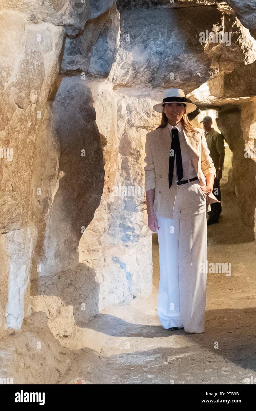 La première dame des États-Unis Melania Trump tours l'intérieur de pyramides de Gizeh Le 6 octobre 2018 à l'extérieur du Caire, Égypte. La Première Dame est sur la dernière partie de son premier vol en solo à l'étranger. Les critiques de mode appelé les Premières Dames choix d'équipement similaire à Michael Jackson, Carmen Sandiego et Indiana Jones. Banque D'Images