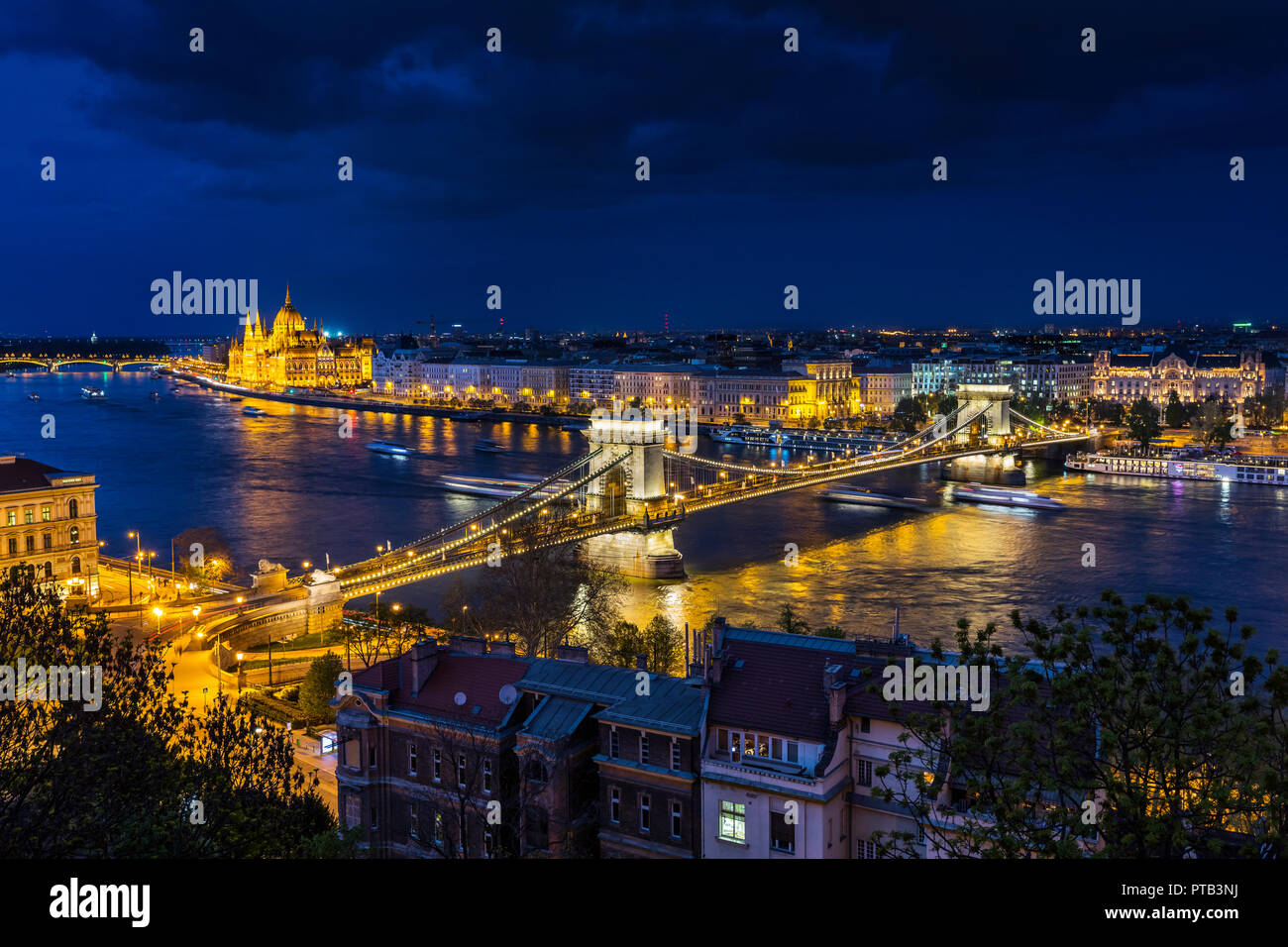 Les toits de Budapest dans la nuit. De bâtiments et de ponts illuminés Parlament sur Danube Banque D'Images