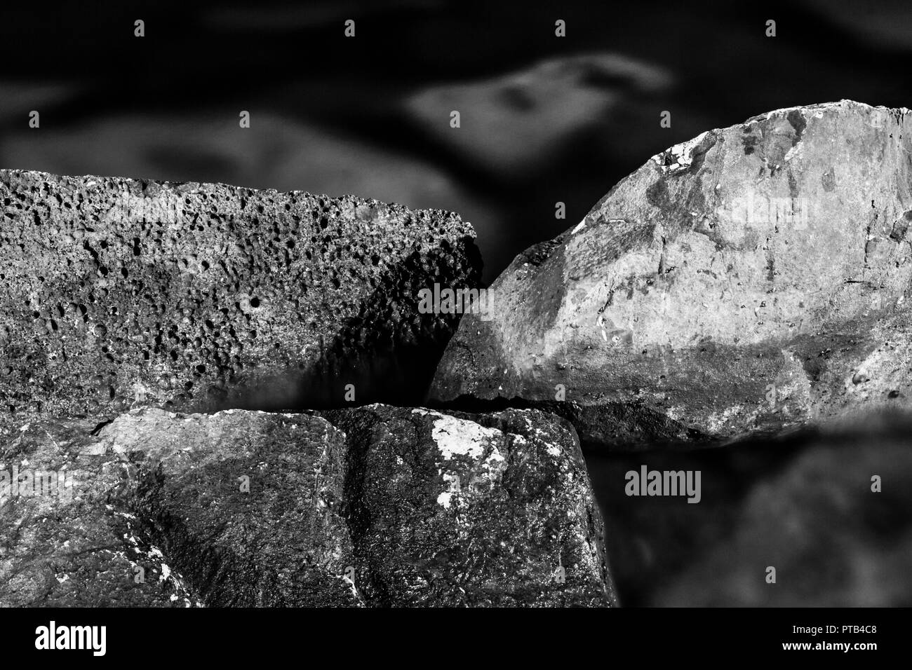 Le noir et blanc, monochrome, résumé, élégante composition de pierres avec texture visible. Le noir et l'atmosphère de calme dans un paysage rocheux. Banque D'Images
