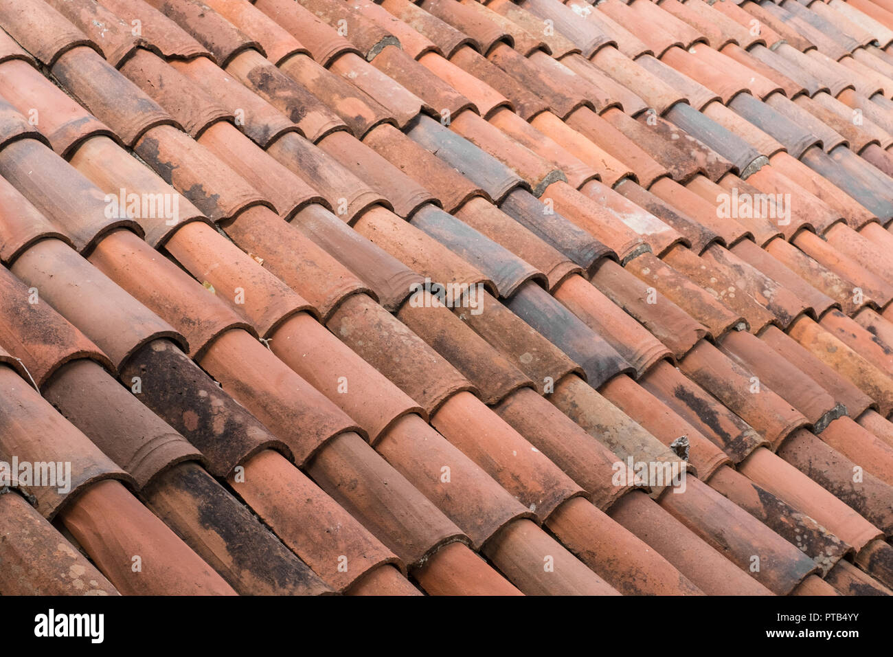 Vieux toit de tuiles de toiture en céramique vintage - l'arrière-plan Banque D'Images