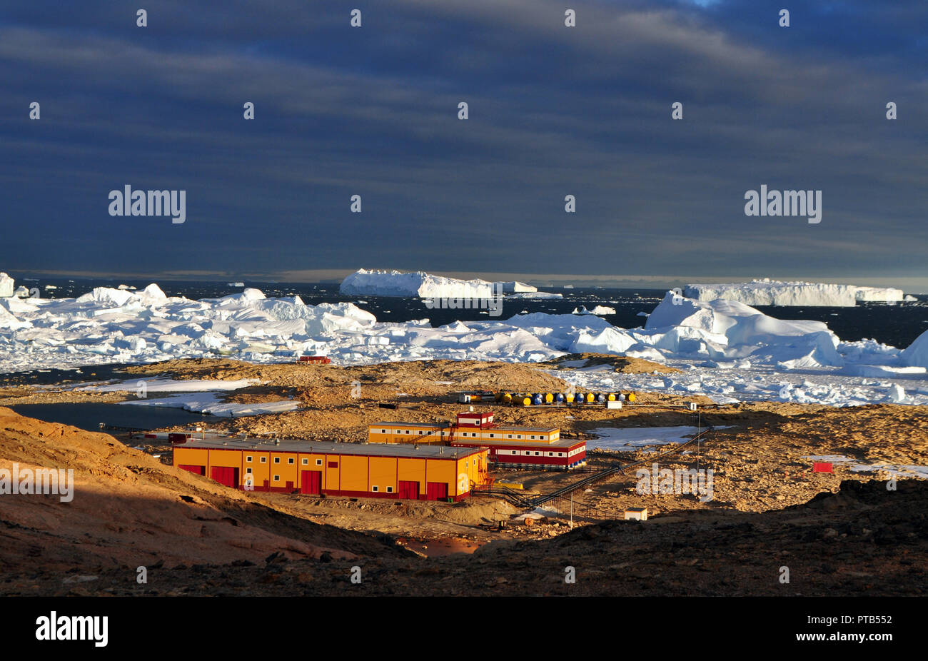 La pointe de l'iceberg, la glace, le soleil brille à travers. Close-up. L'antarctique. Banque D'Images