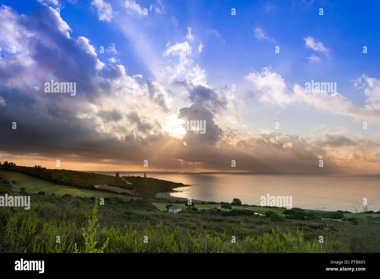 Localiser le phare à la plage et golf de La Alcaidesa, Costa del Sol, Espagne Banque D'Images