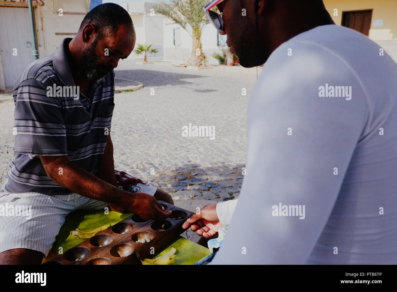 Palmeira, l'île de Sal, Cap-Vert - Jan 5 2016 : villageois homme jouant jeu Ouril sur la place principale, au cours de l'après-midi Banque D'Images