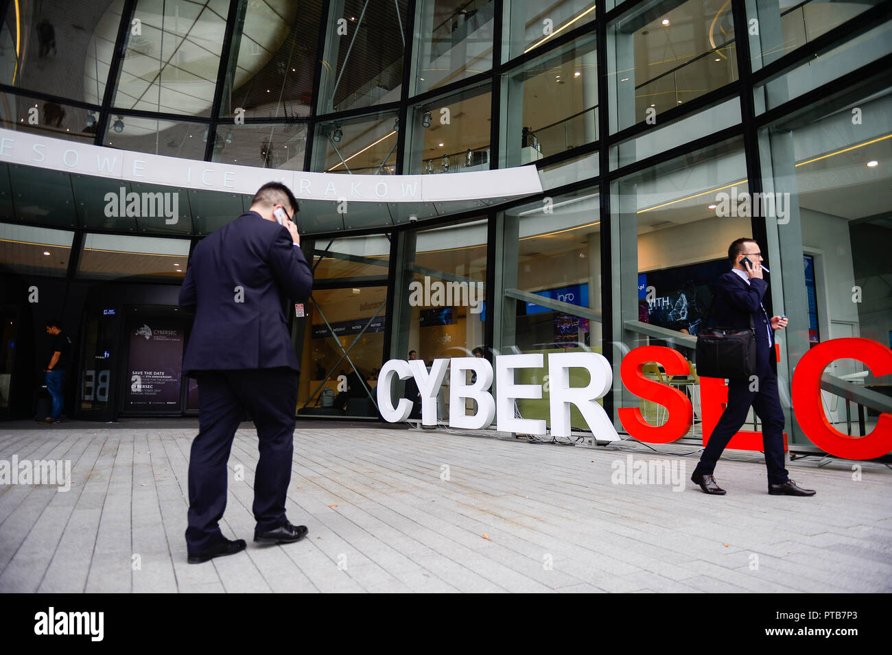 Les participants sont considérés en regard de Cybersec signer au cours de l'CyberSec, Cyber-sécurité européenne Forum à Cracovie Centre des congrès. Banque D'Images