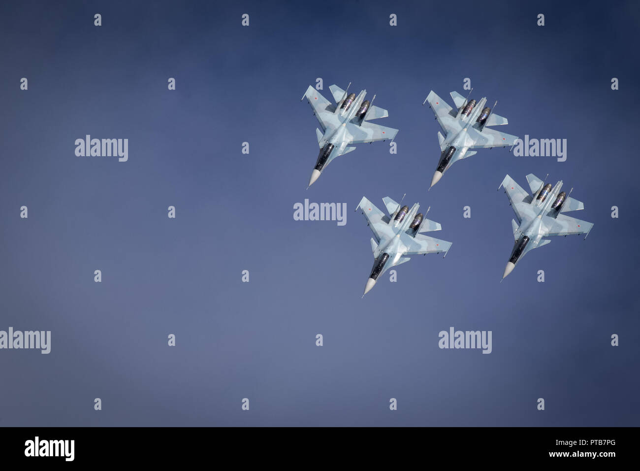 Quatre force aérienne russe Sukhoi Su-30SM d'avions de chasse des faucons de l'équipe acrobatique de la Russie vu l'exécution d'un écran de vol au cours de l'assemblée annuelle de la défense de l'Armée de l'exposition de la technologie. Banque D'Images