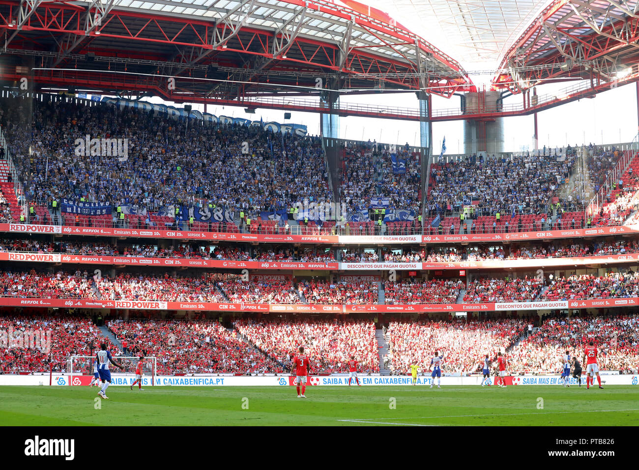 Les supporters du FC Porto vu en action lors de la Ligue n° 2018/19 match de football entre SL Benfica vs FC Porto. (Score final : 1-0 SL Benfica FC Porto). Banque D'Images