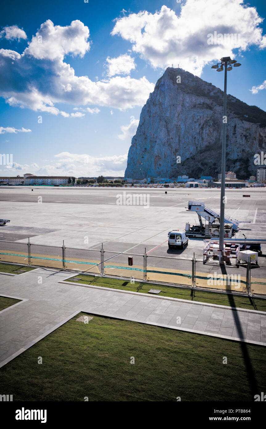 Nouvelle terrasse et vues à partir de la nouvelle aérogare de l'Aéroport International à Gibraltar Banque D'Images