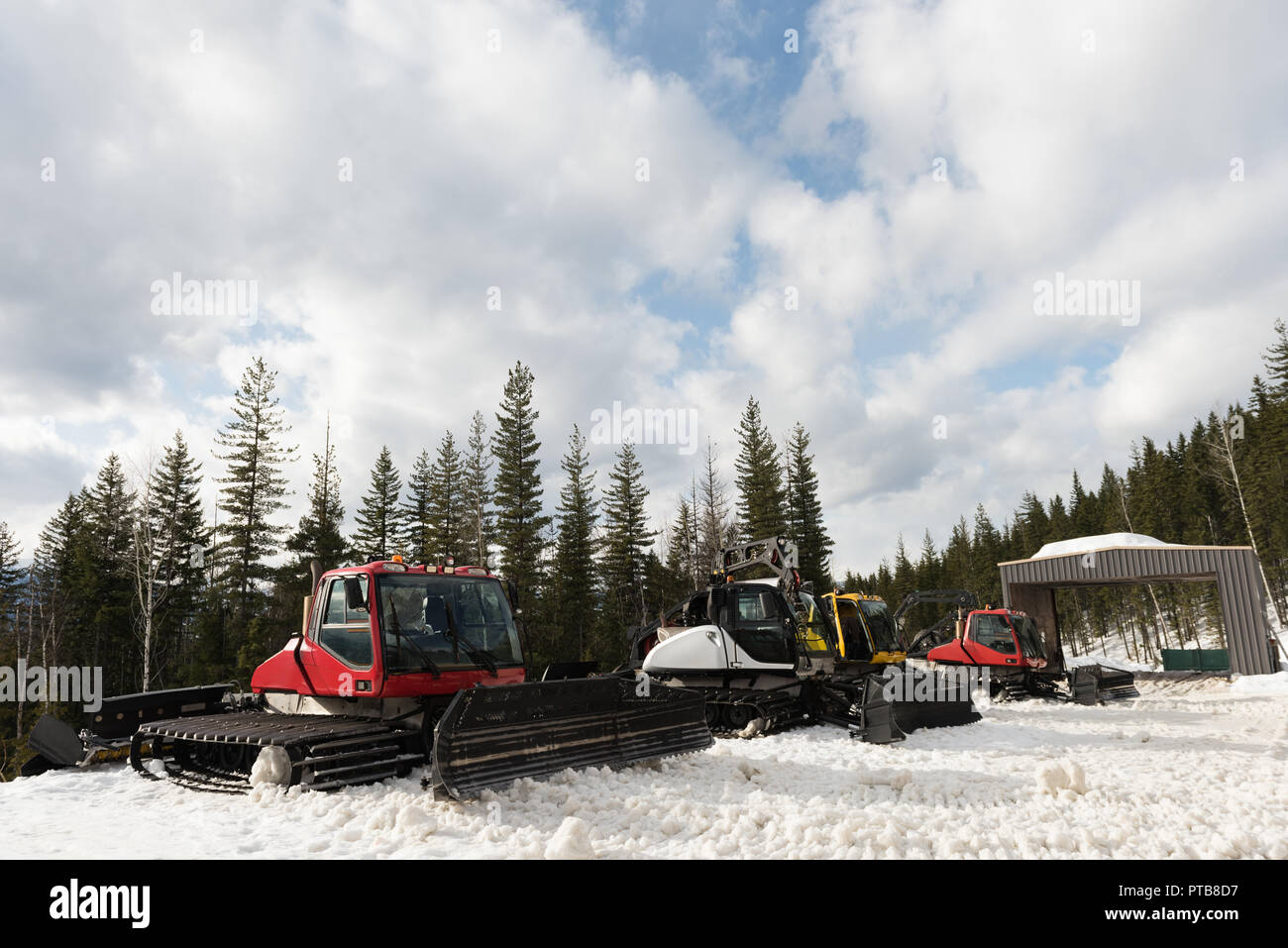 Camion chasse-neige en saison de neige Banque D'Images