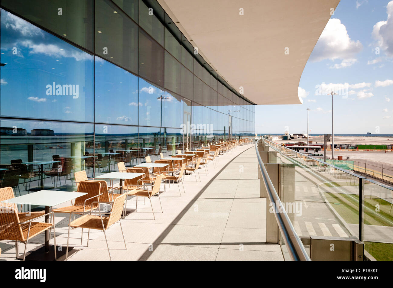 Nouvelle terrasse et l'extérieur d'attente du nouveau terminal de l'Aéroport International à Gibraltar Banque D'Images