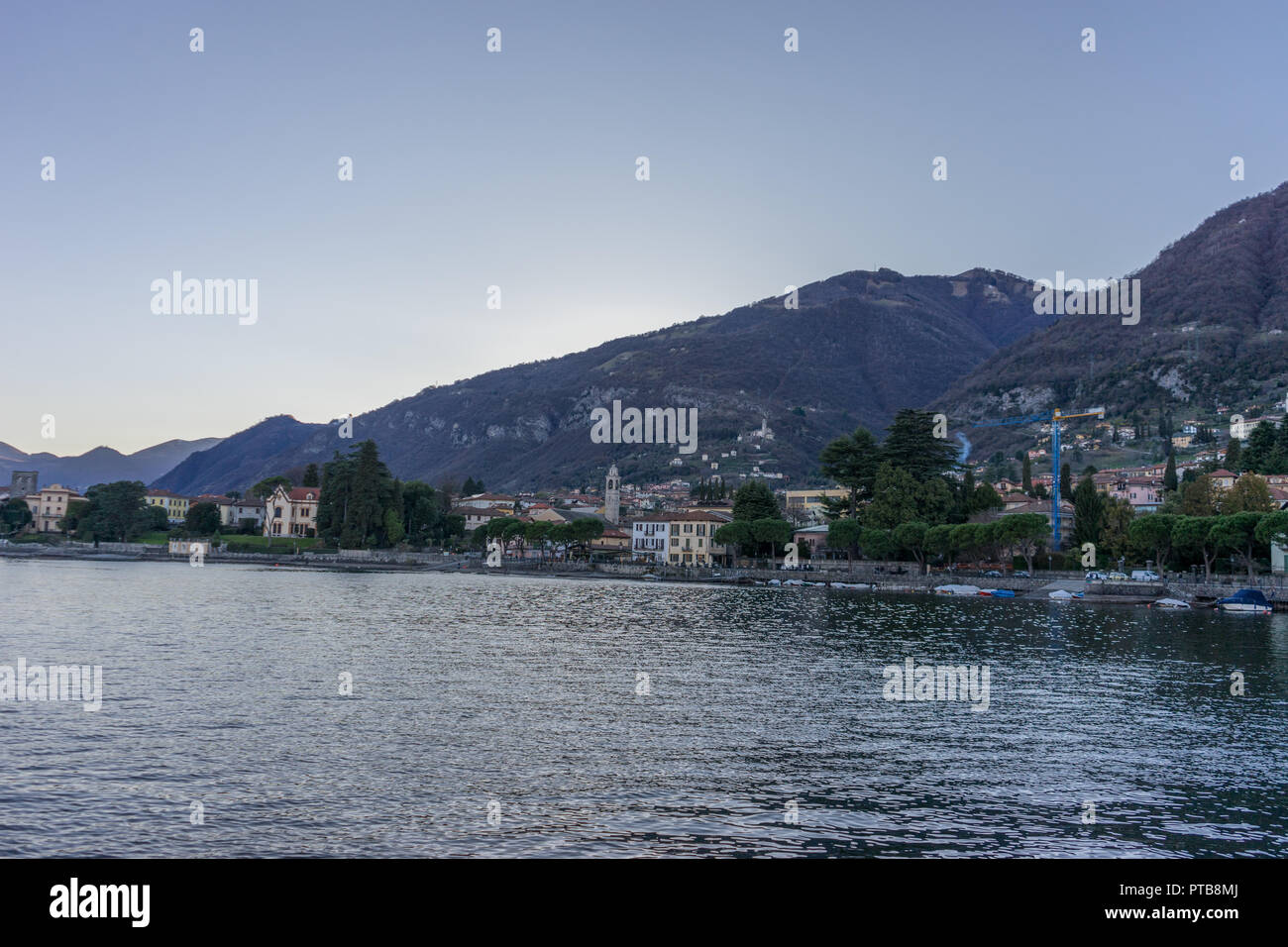 L'Europe, Italie, Lecco, Lac de Côme, un grand plan d'eau avec une montagne en arrière-plan Banque D'Images