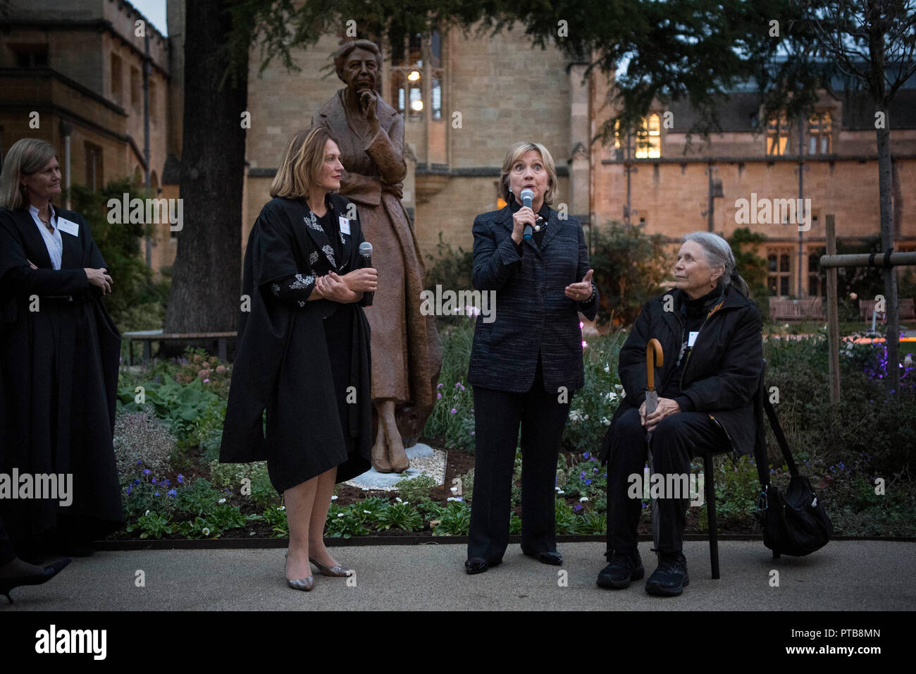 La statue d'Eleanor Roosevelt est dévoilé par Hillary Rodham Clinton (centre) avec Helen Mountfield, principe de Mansfield College, et Pénélope Jencks, l'artiste qui a créé la statue à l'extérieur de l'Bonavero Institute sur le 70e anniversaire de la Déclaration universelle des droits de l'homme. Banque D'Images