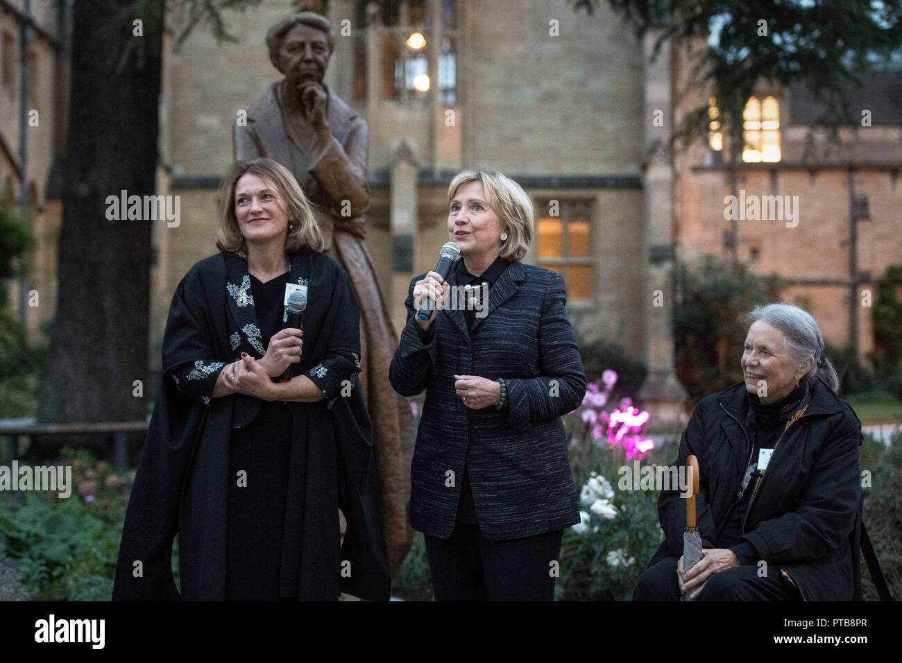 La statue d'Eleanor Roosevelt est dévoilé par Hillary Rodham Clinton (centre) avec Helen Mountfield, principe de Mansfield College, et Pénélope Jencks, l'artiste qui a créé la statue à l'extérieur de l'Bonavero Institute sur le 70e anniversaire de la Déclaration universelle des droits de l'homme. Banque D'Images