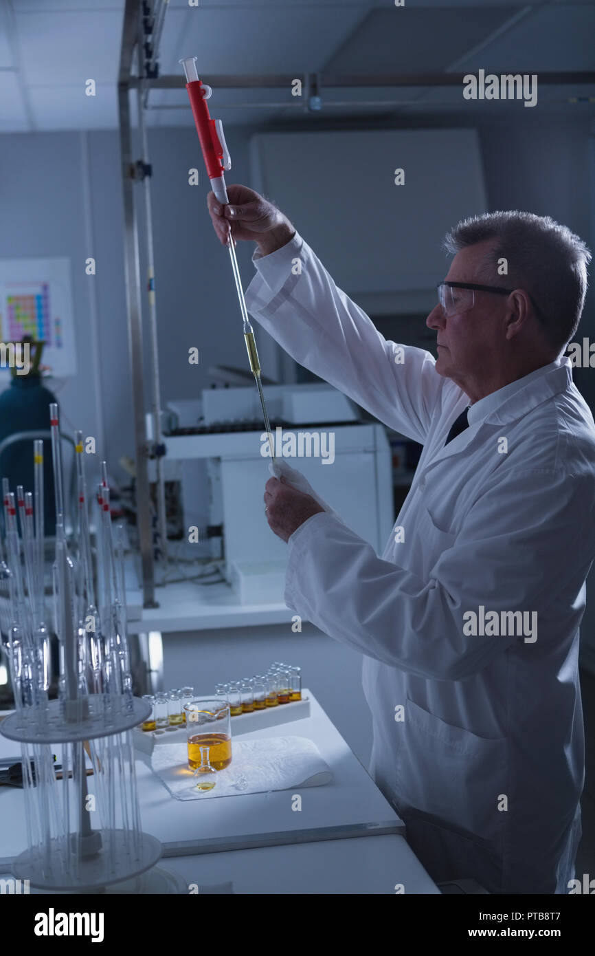 L'expérimentation scientifique Laboratoire de mâle Banque D'Images