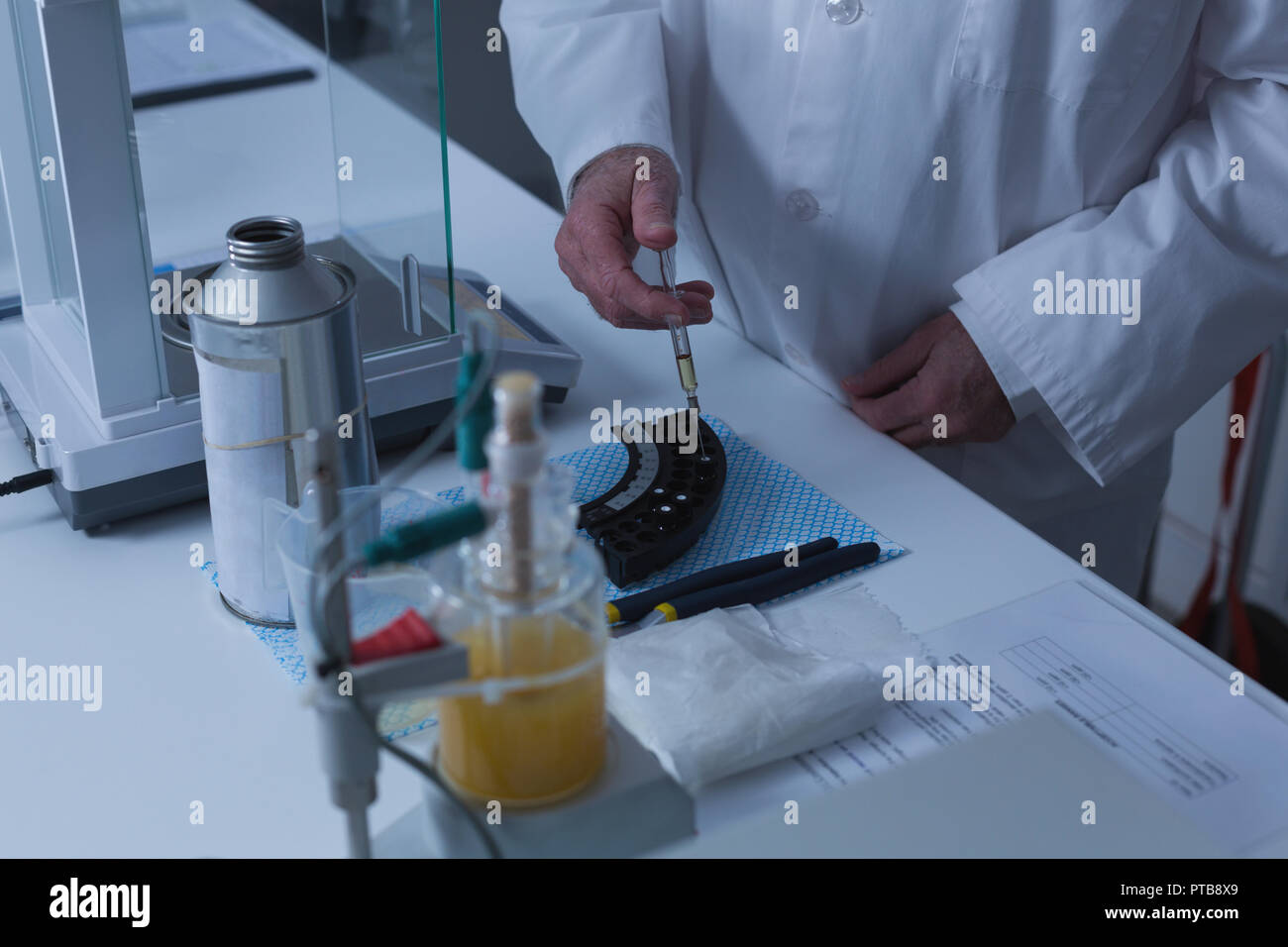 L'expérimentation scientifique Laboratoire de mâle Banque D'Images