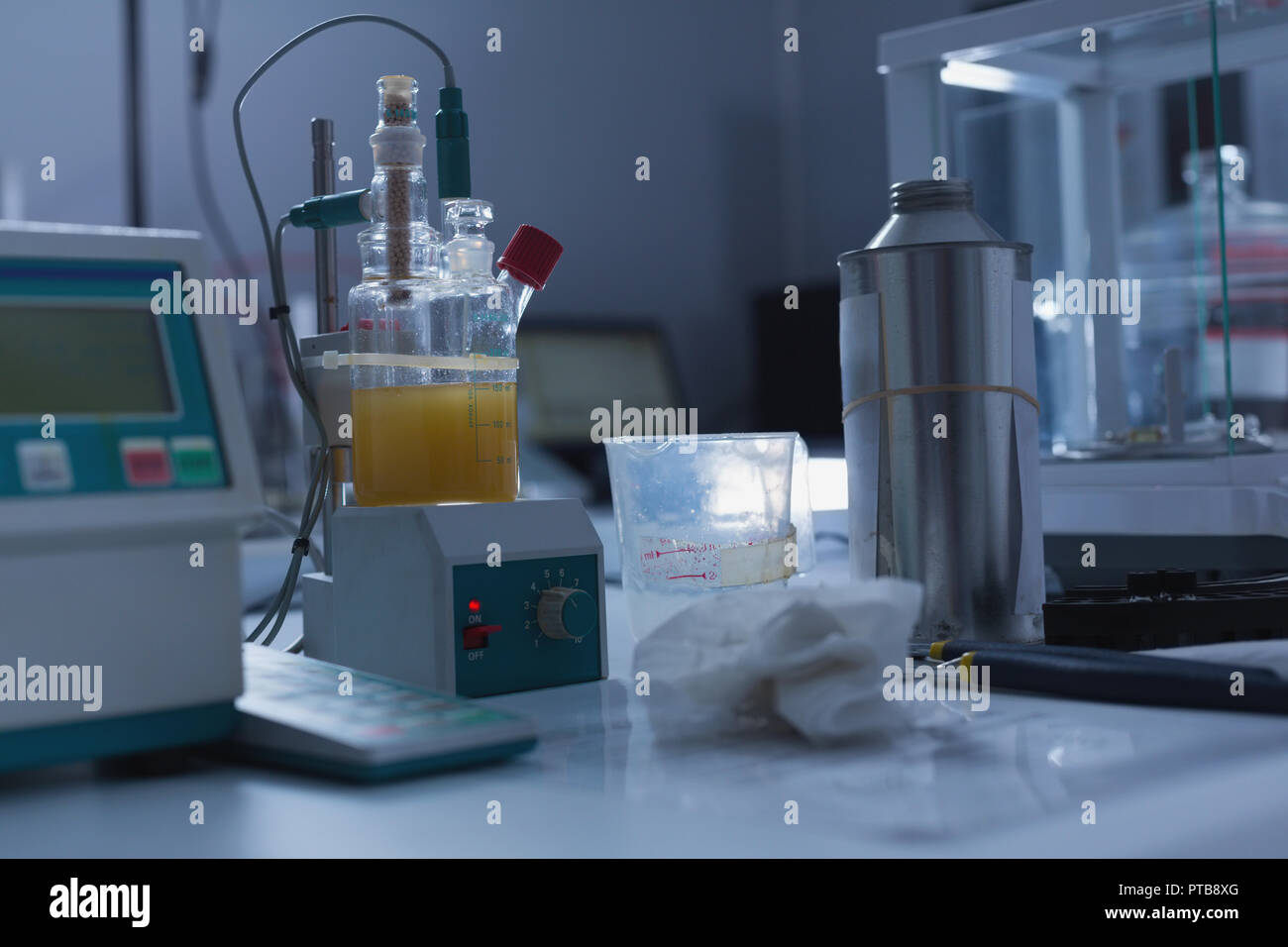 Fiole, balance de laboratoire et de l'équipement dans un environnement de laboratoire Banque D'Images