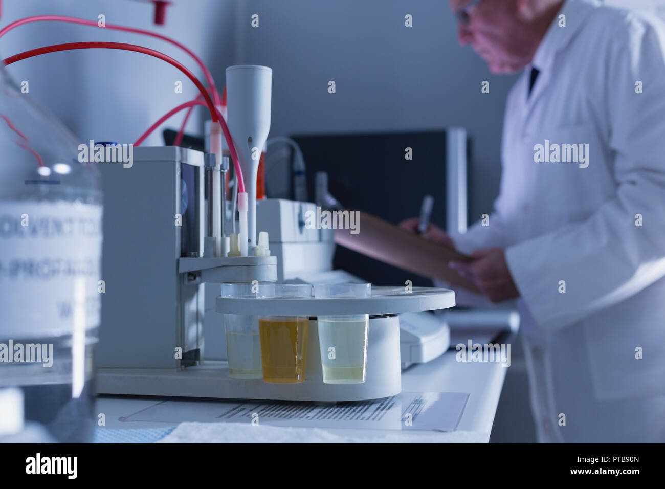 Fiole chimique organisées sur la machine de laboratoire Banque D'Images
