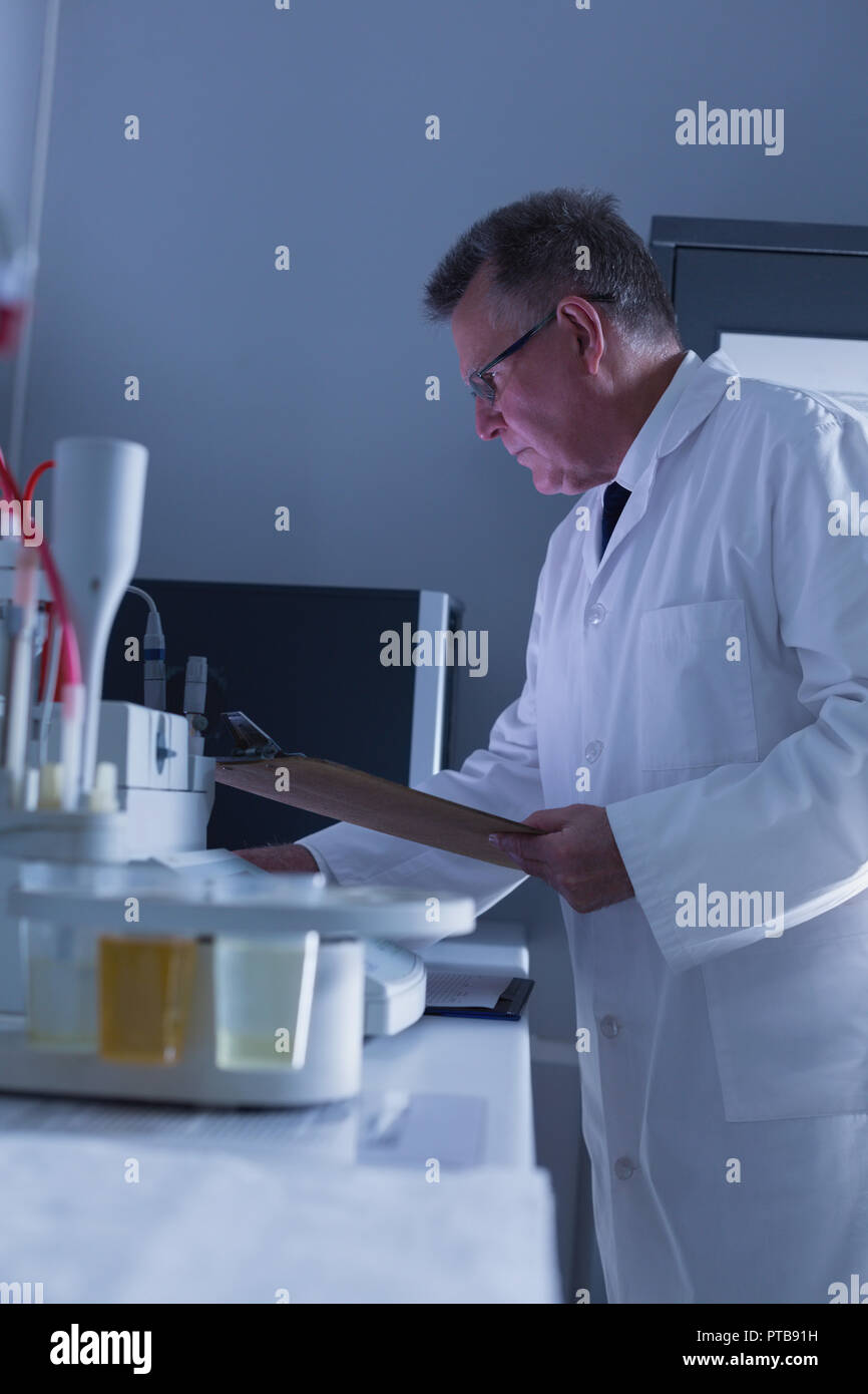 L'expérimentation scientifique Laboratoire de mâle Banque D'Images