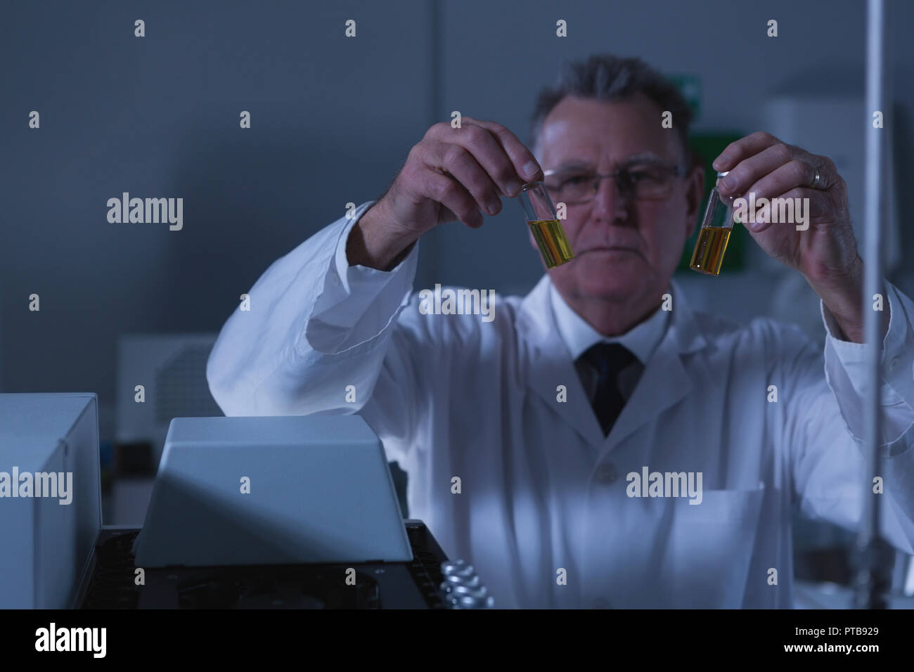 Libre de placer les flacons de laboratoire médical sur la machine Banque D'Images