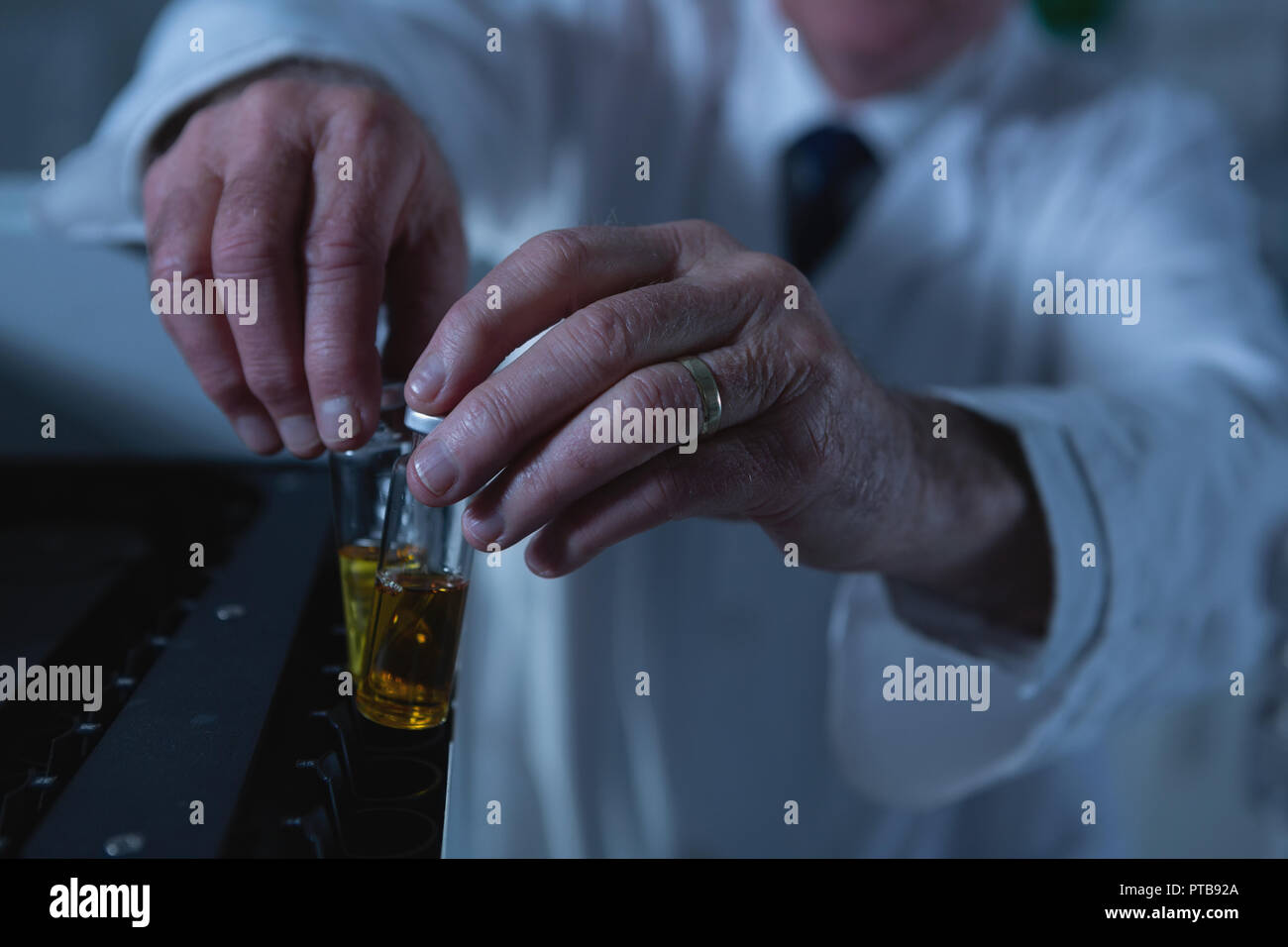 Libre de placer les flacons de laboratoire médical sur la machine Banque D'Images