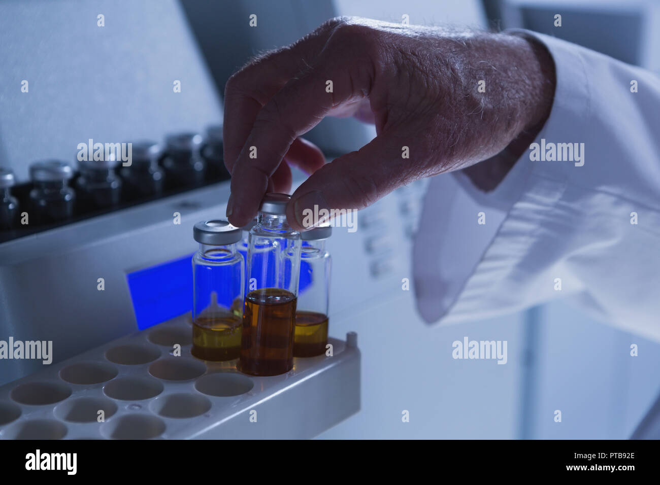 Libre de placer les flacons de laboratoire médical sur machine in laboratory Banque D'Images