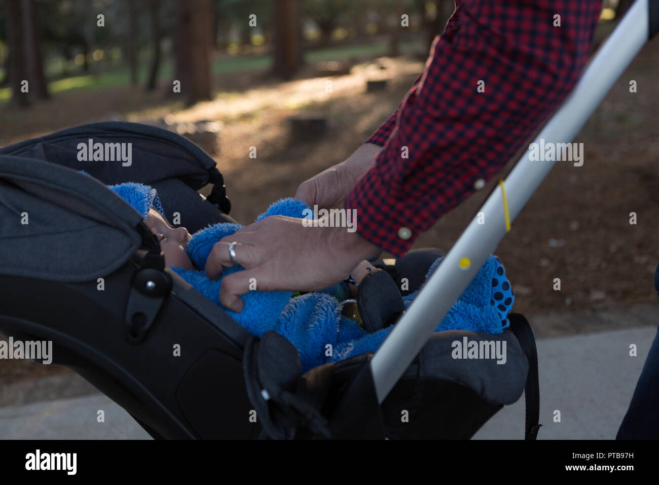 Père avec son bébé dans un landau à park Banque D'Images