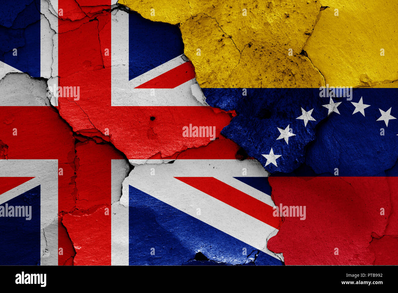 Drapeaux du Royaume-Uni et du Venezuela peint sur mur fissuré Banque D'Images