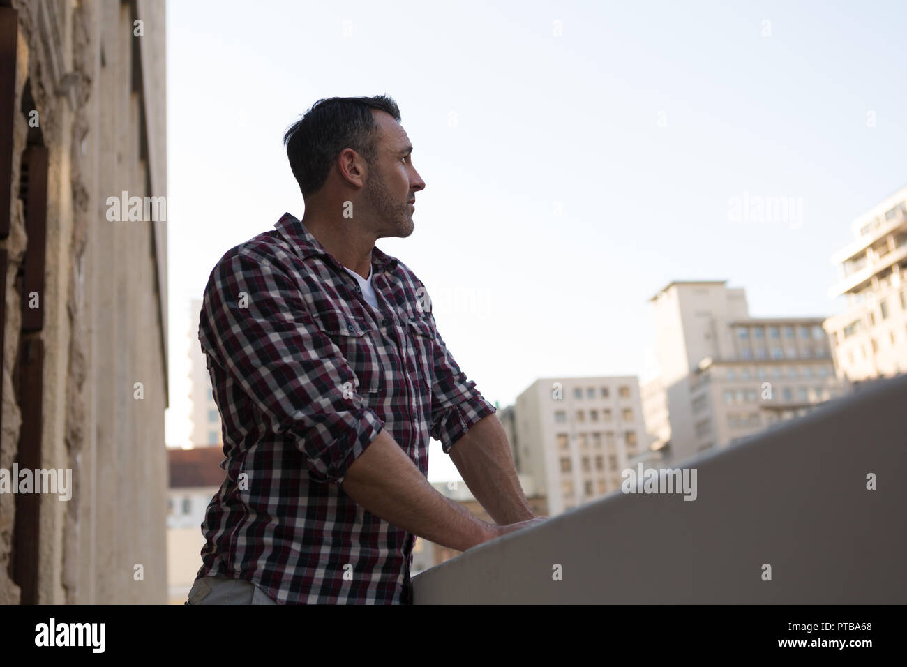 Businessman standing dans le balcon de l'office de tourisme Banque D'Images